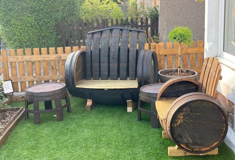 펜션 Adrian S Guest House