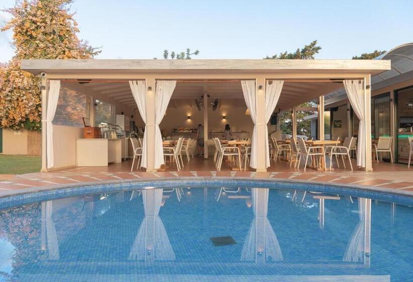 אתר נופש Asterias Village