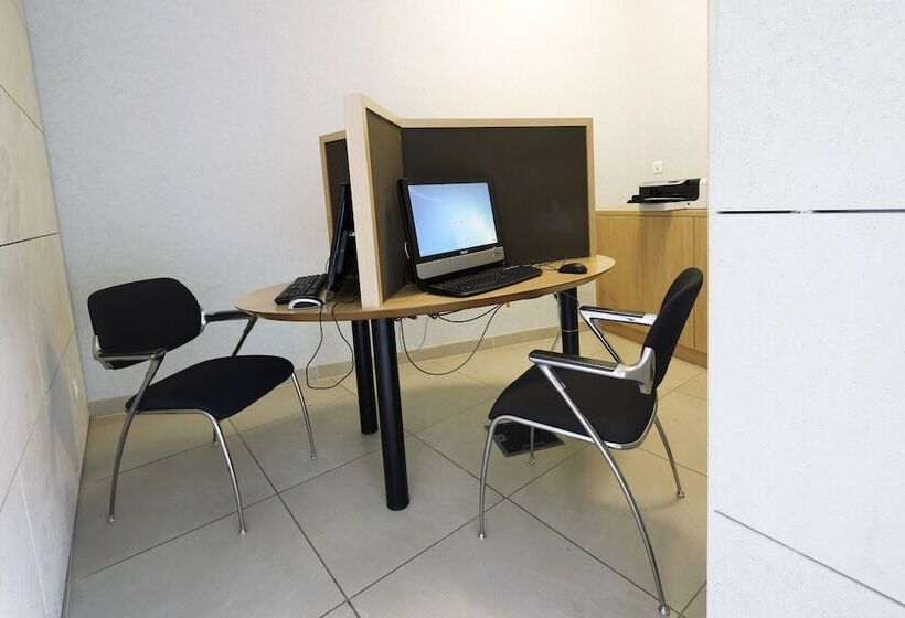 هتل Holiday Inn Express Marseille Saint Charles, An Ihg