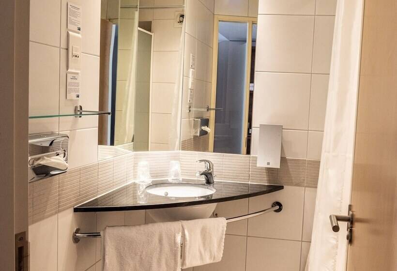 هتل Holiday Inn Express Marseille Saint Charles, An Ihg