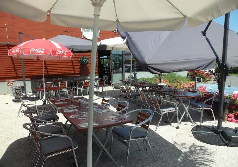 Отель Kyriad Crepy En Valois