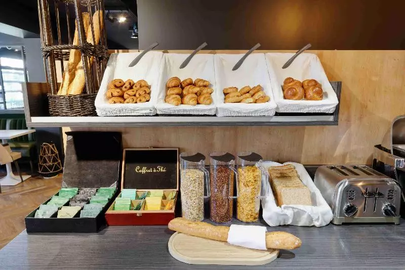 Отель Kyriad Crepy En Valois