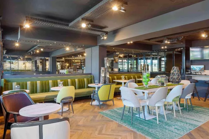 Отель Kyriad Crepy En Valois