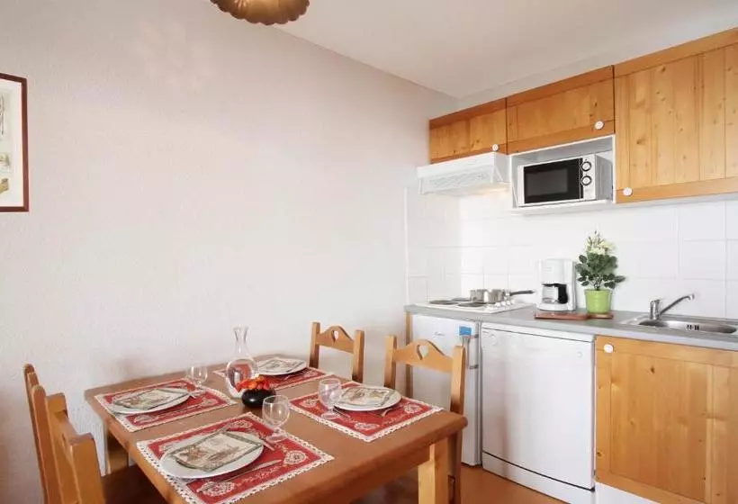 Отель Résidence Odalys Les Chalets De La Porte Des Saisons