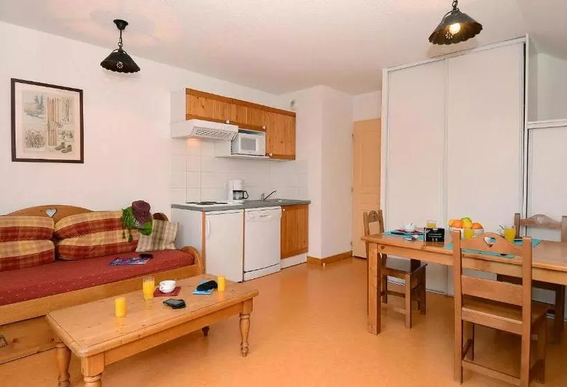 Отель Résidence Odalys Les Chalets De La Porte Des Saisons