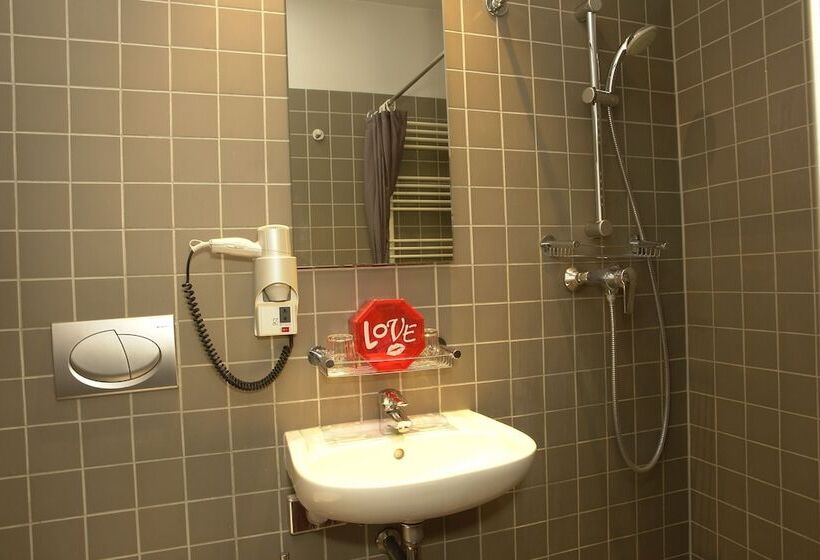 Hotel Monty Small Design