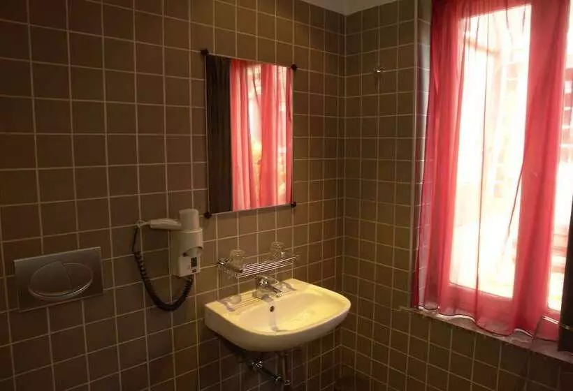 Hotel Monty Small Design