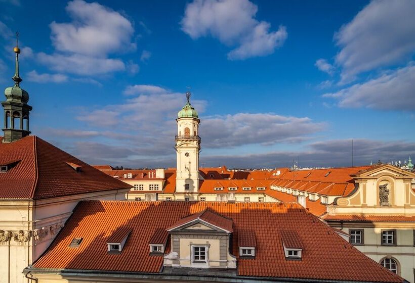 هتل Royal Road Residence