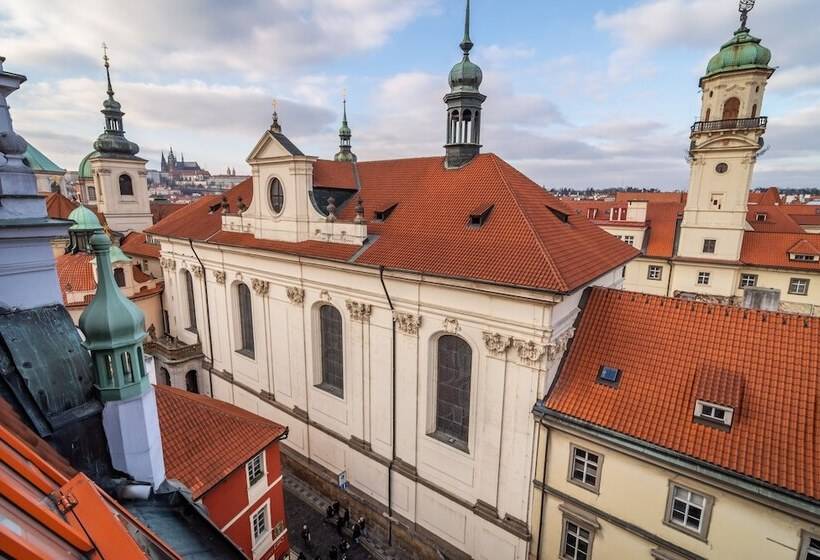 هتل Royal Road Residence