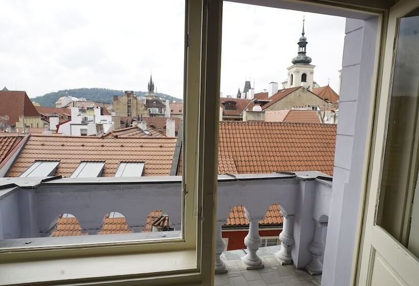 هتل Royal Road Residence