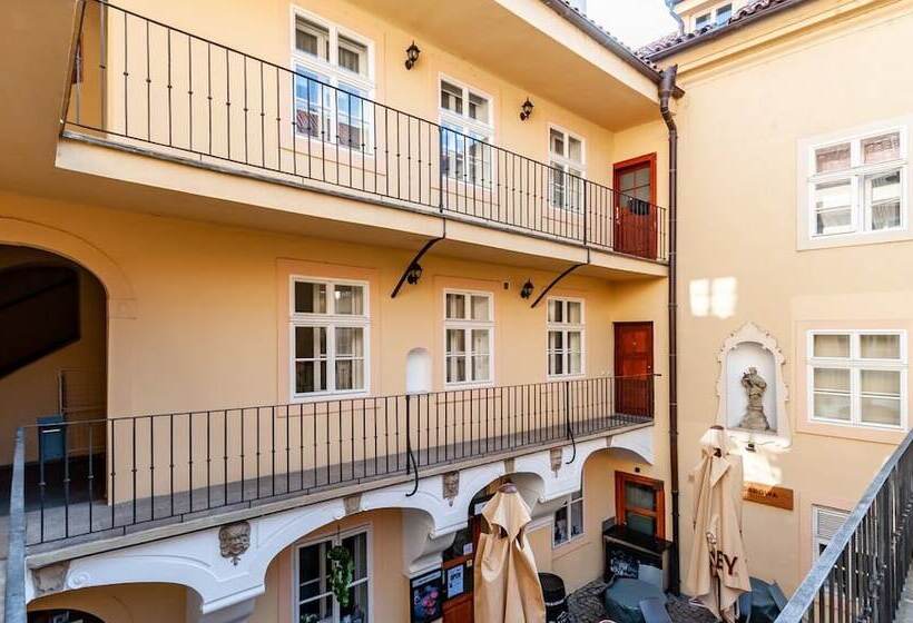 هتل Royal Road Residence