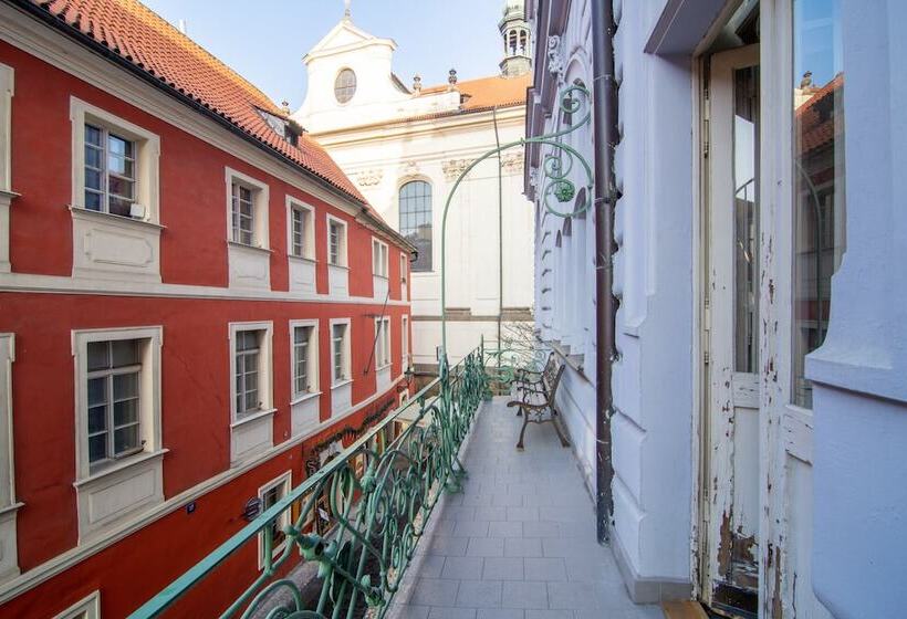 هتل Royal Road Residence