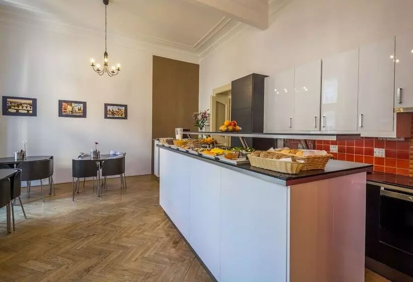 هتل Royal Road Residence