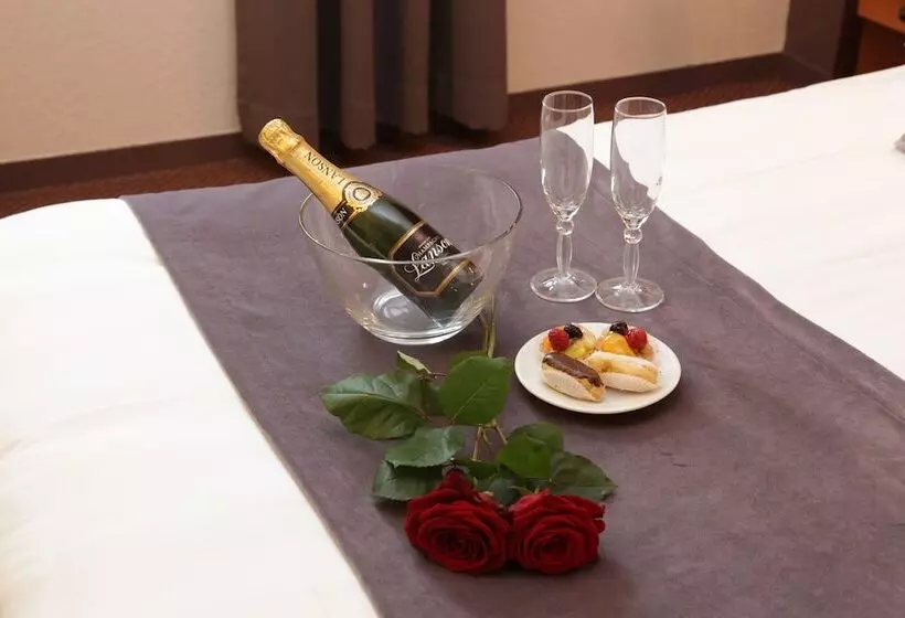 Hotelli The Originals City, Hôtel Paraylemonial