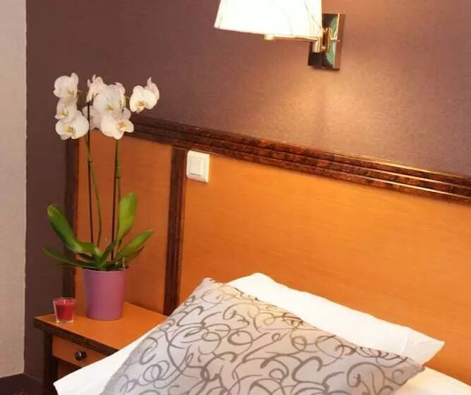 Hotelli The Originals City, Hôtel Paraylemonial