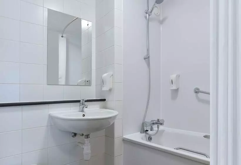 בית מלון כפרי Travelodge London Central Waterloo