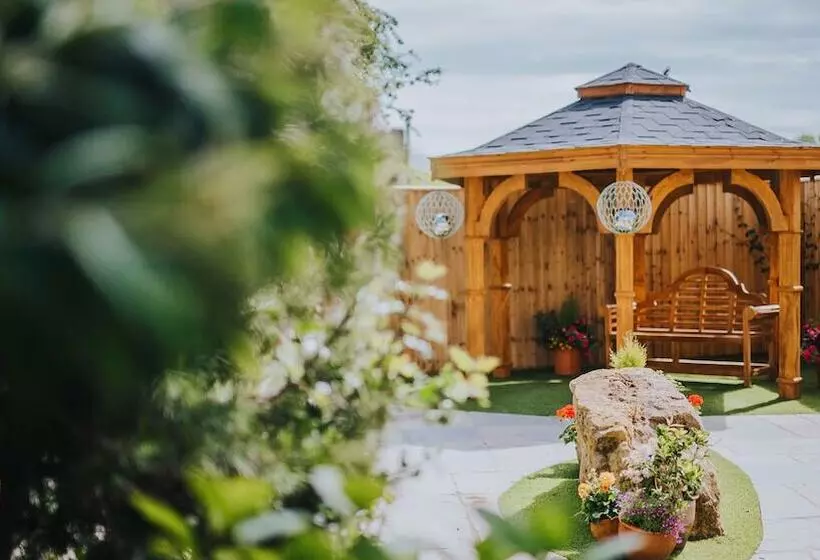 Отель The Ashbourne