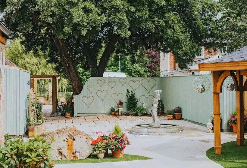 Отель The Ashbourne