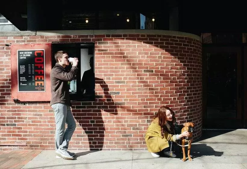 هتل The Revolution