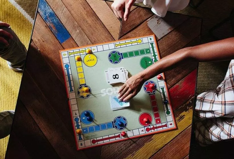 هتل The Revolution