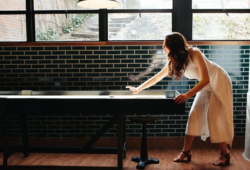 酒店 The Revolution