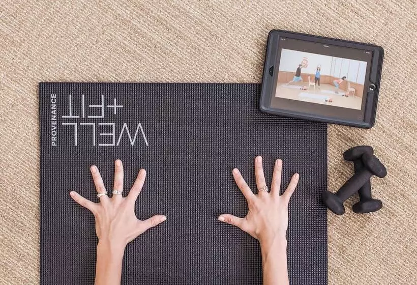 هتل The Revolution