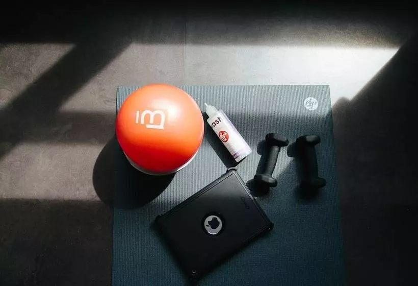 هتل The Revolution