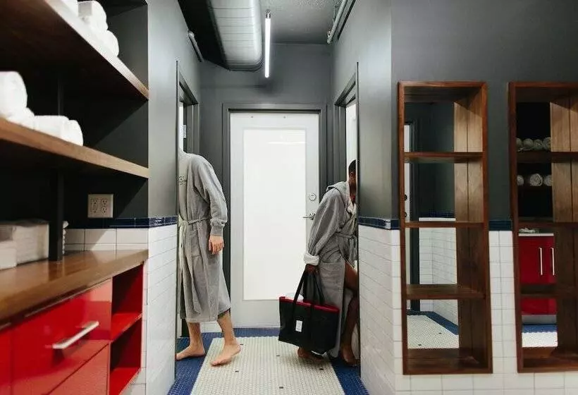 هتل The Revolution