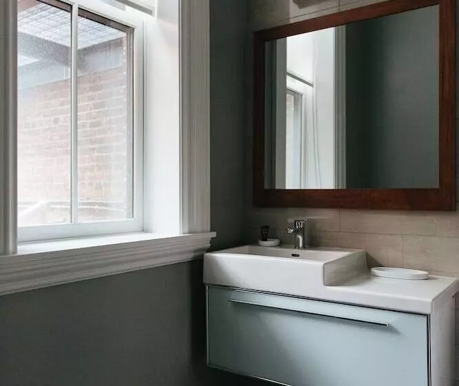 هتل The Revolution