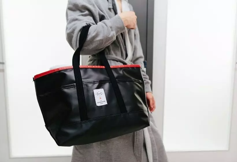 هتل The Revolution