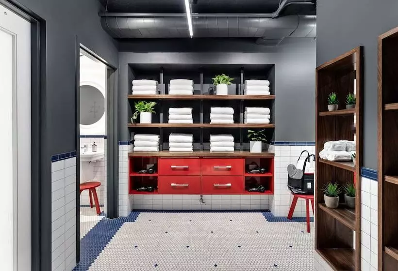 هتل The Revolution