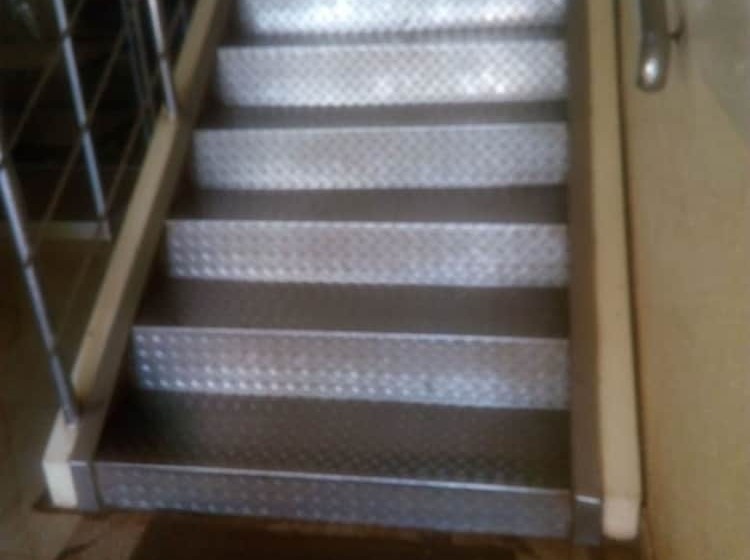 تختخواب و صبحانه Spoon Zoom Malazi