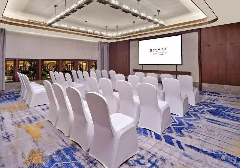 Hotelli Hualuxe Suzhou Bay Hot Spring Resort, An Ihg