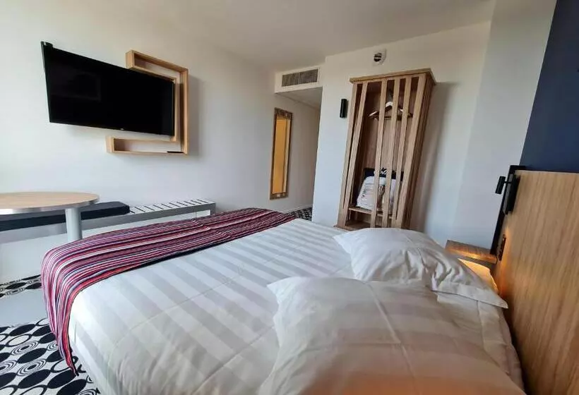 ホテル Akena Nantes Reze Aeroport