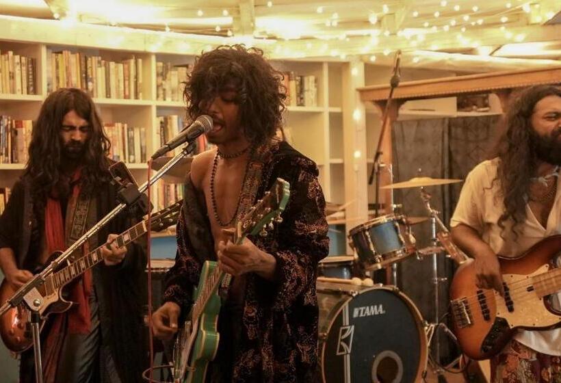 בית מלון כפרי Anjoned Hostel & Cafe