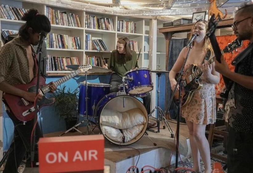 בית מלון כפרי Anjoned Hostel & Cafe