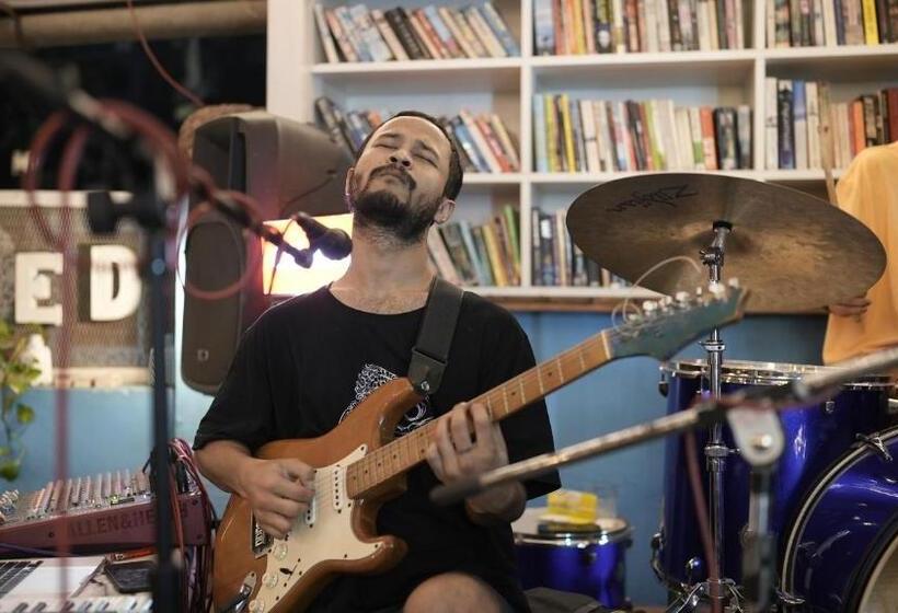 בית מלון כפרי Anjoned Hostel & Cafe