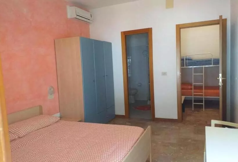 ペンション Room In Bb Quadruple Room In Pineto A Few Meters From The Sea