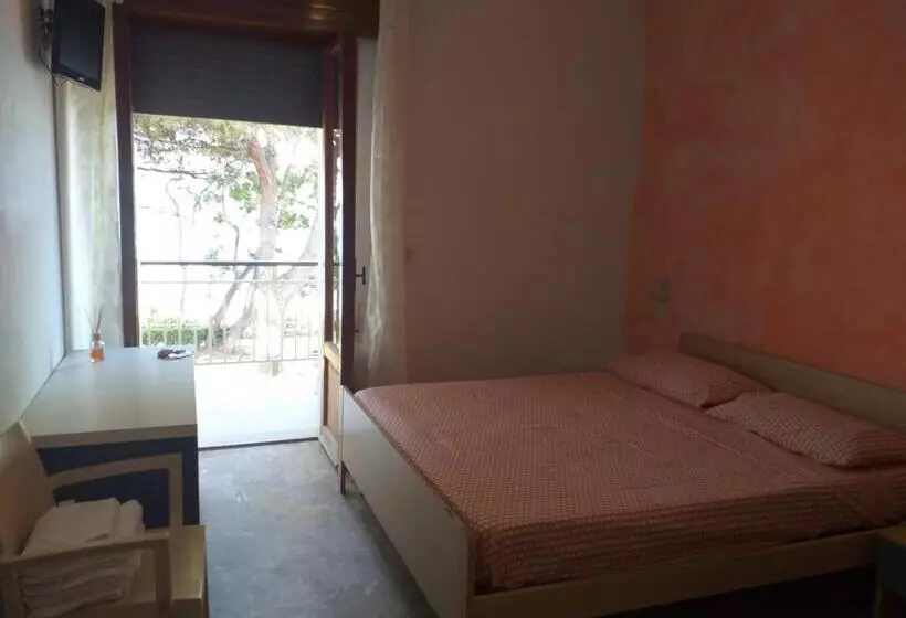 ペンション Room In Bb Quadruple Room In Pineto A Few Meters From The Sea