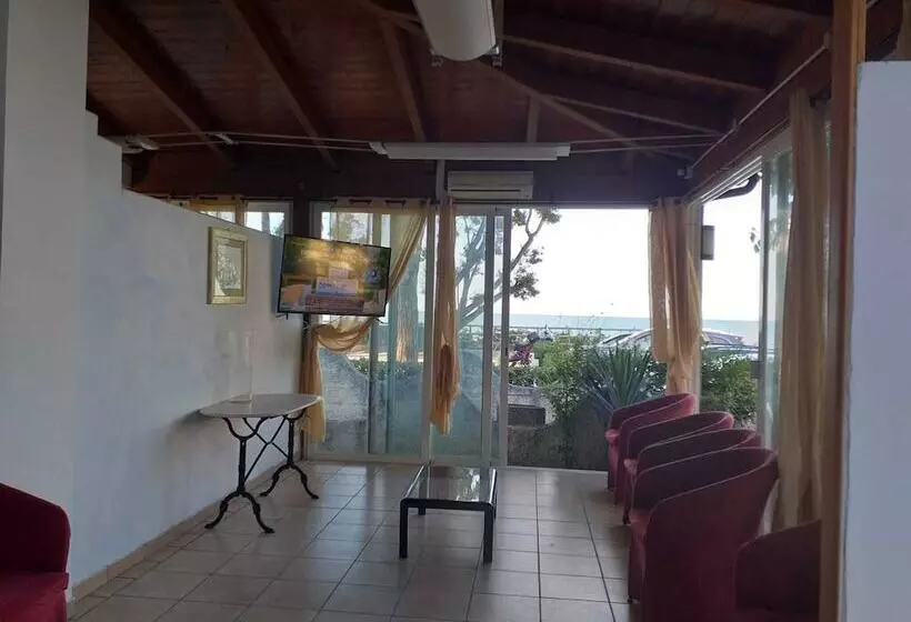 ペンション Room In Bb Quadruple Room In Pineto A Few Meters From The Sea