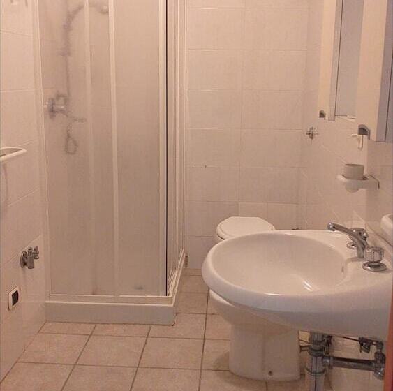 Пансион Room In Bb   Quadruple Room In Pineto   A Few Meters From The Sea