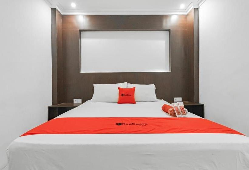 ホテル Reddoorz Plus @ Ruko Klandasan Ulu