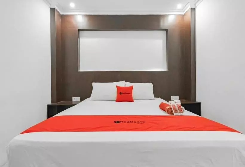 ホテル Reddoorz Plus @ Ruko Klandasan Ulu