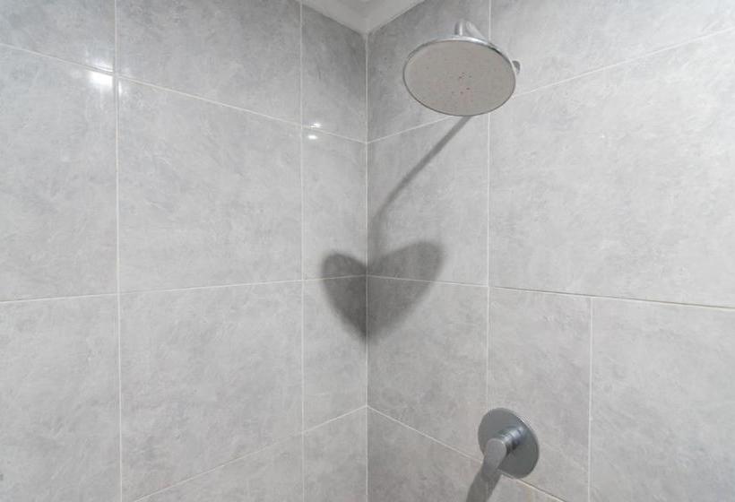 ホテル Reddoorz Plus @ Ruko Klandasan Ulu