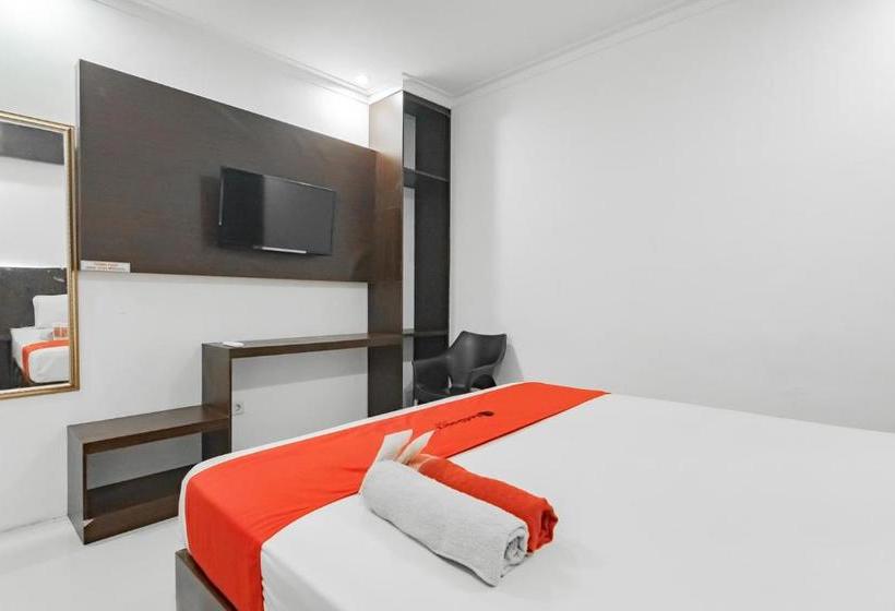 ホテル Reddoorz Plus @ Ruko Klandasan Ulu