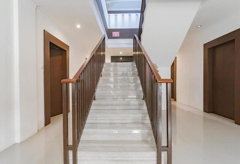 ホテル Reddoorz Plus @ Ruko Klandasan Ulu