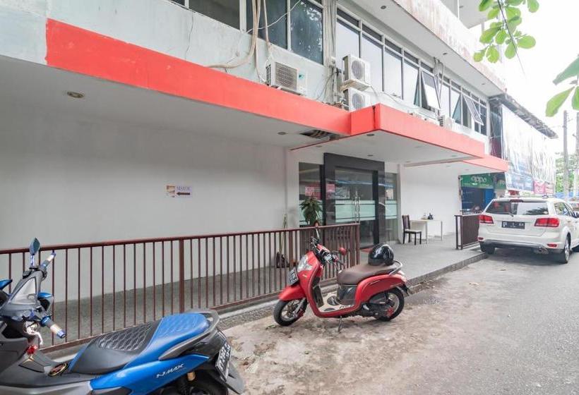 ホテル Reddoorz Plus @ Ruko Klandasan Ulu