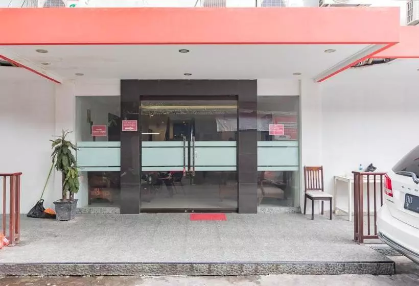 ホテル Reddoorz Plus @ Ruko Klandasan Ulu