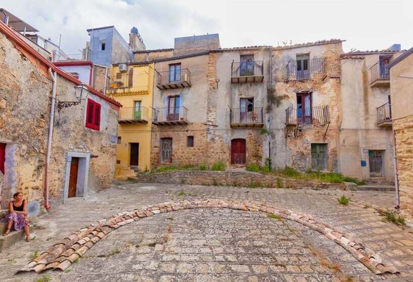 פנסיון La Travernetta   The Authentic Tusa