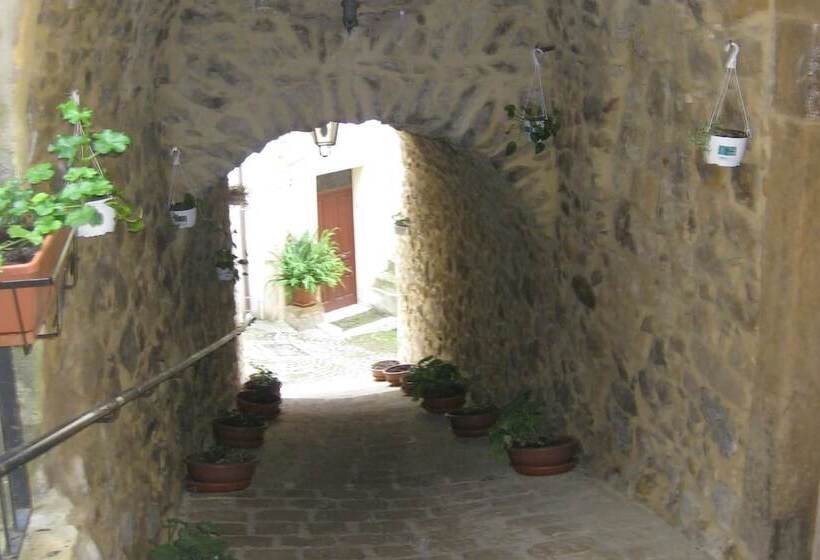 פנסיון La Travernetta   The Authentic Tusa